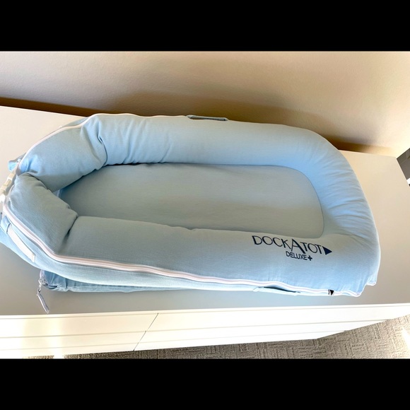 The DockATot Deluxe+ is multifunctional docking station for babies. Light blue. - Picture 1 of 7